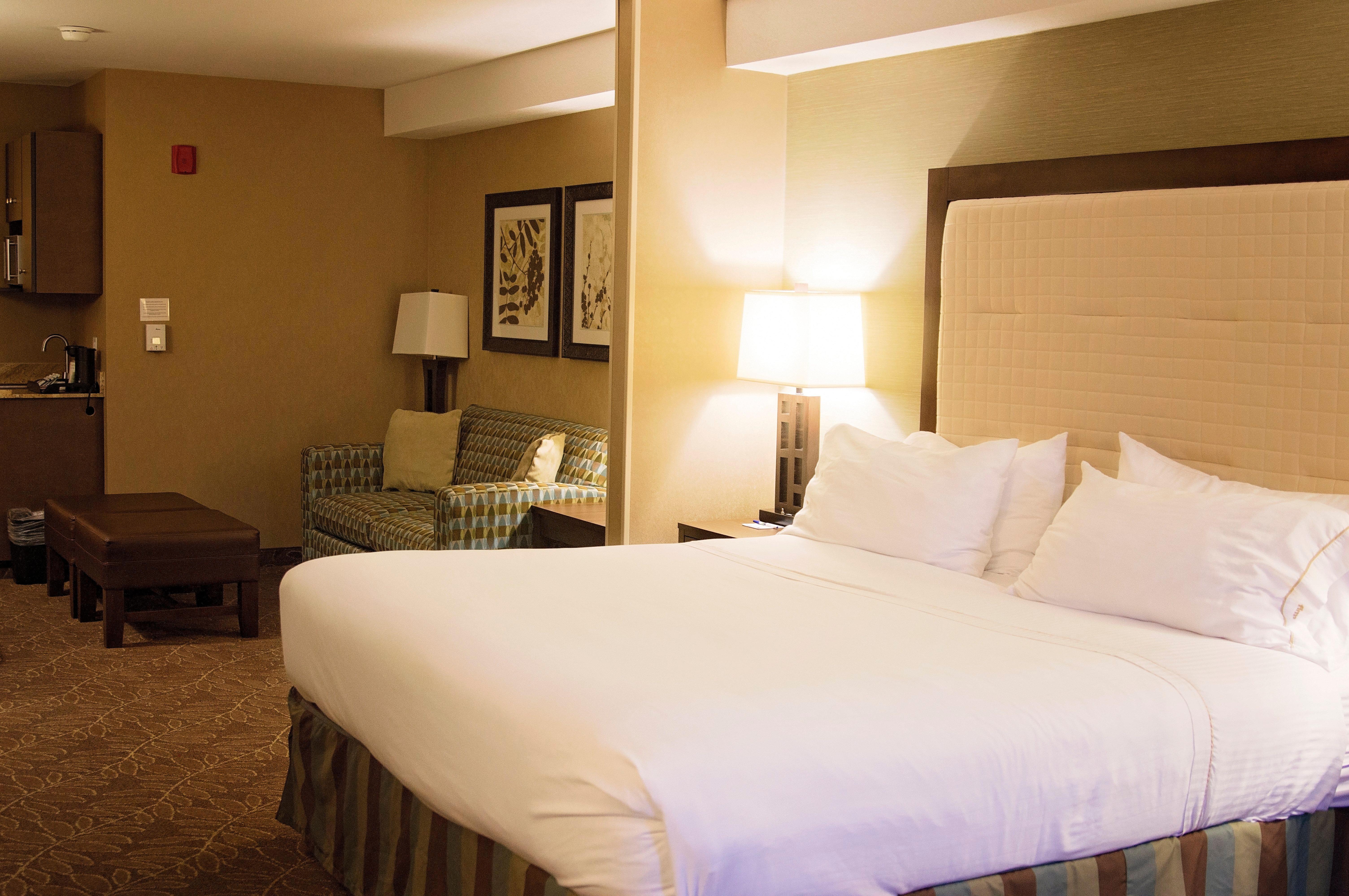 Holiday Inn Express & Suites Logan By Ihg Exterior foto