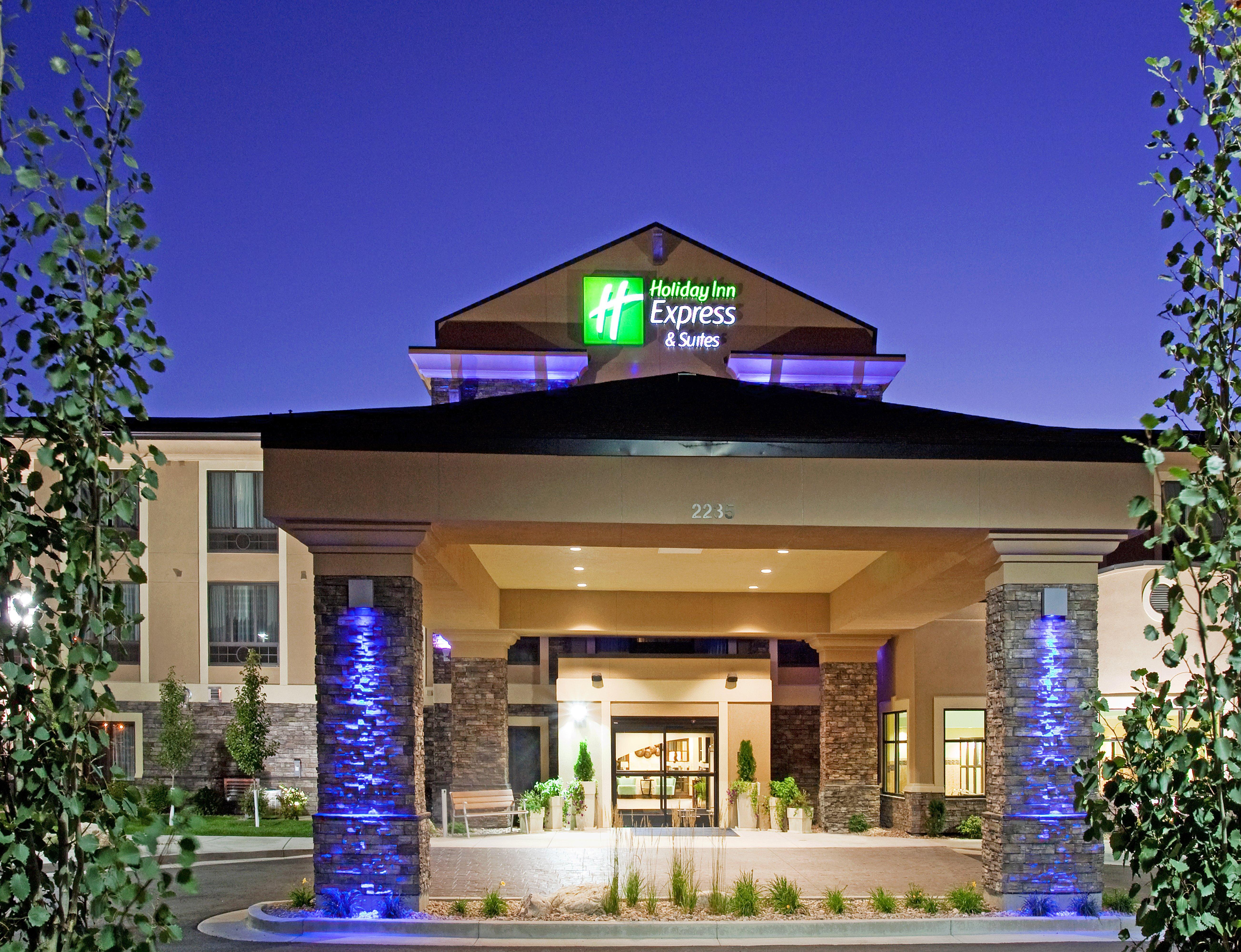 Holiday Inn Express & Suites Logan By Ihg Exterior foto