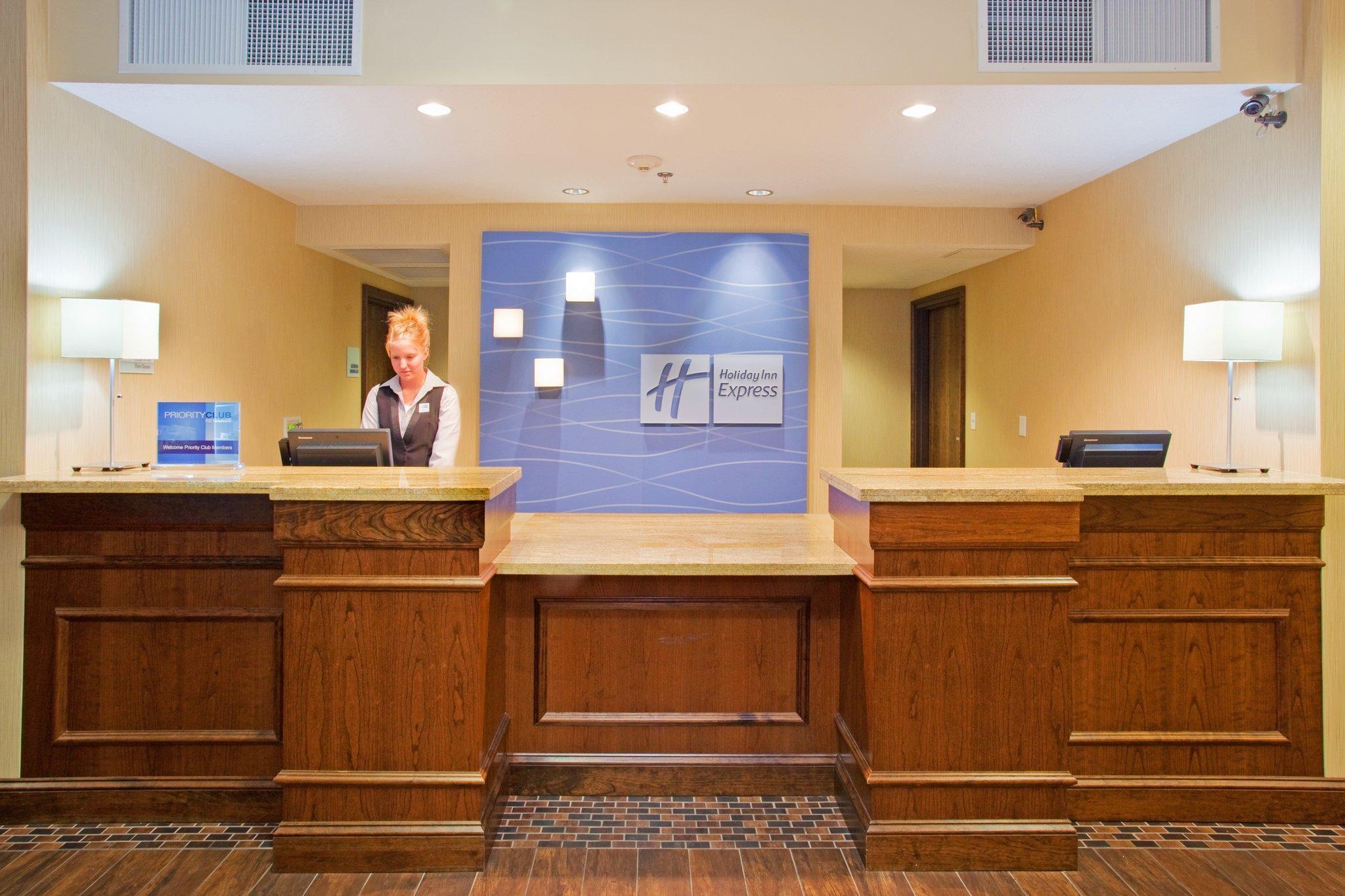 Holiday Inn Express & Suites Logan By Ihg Exterior foto