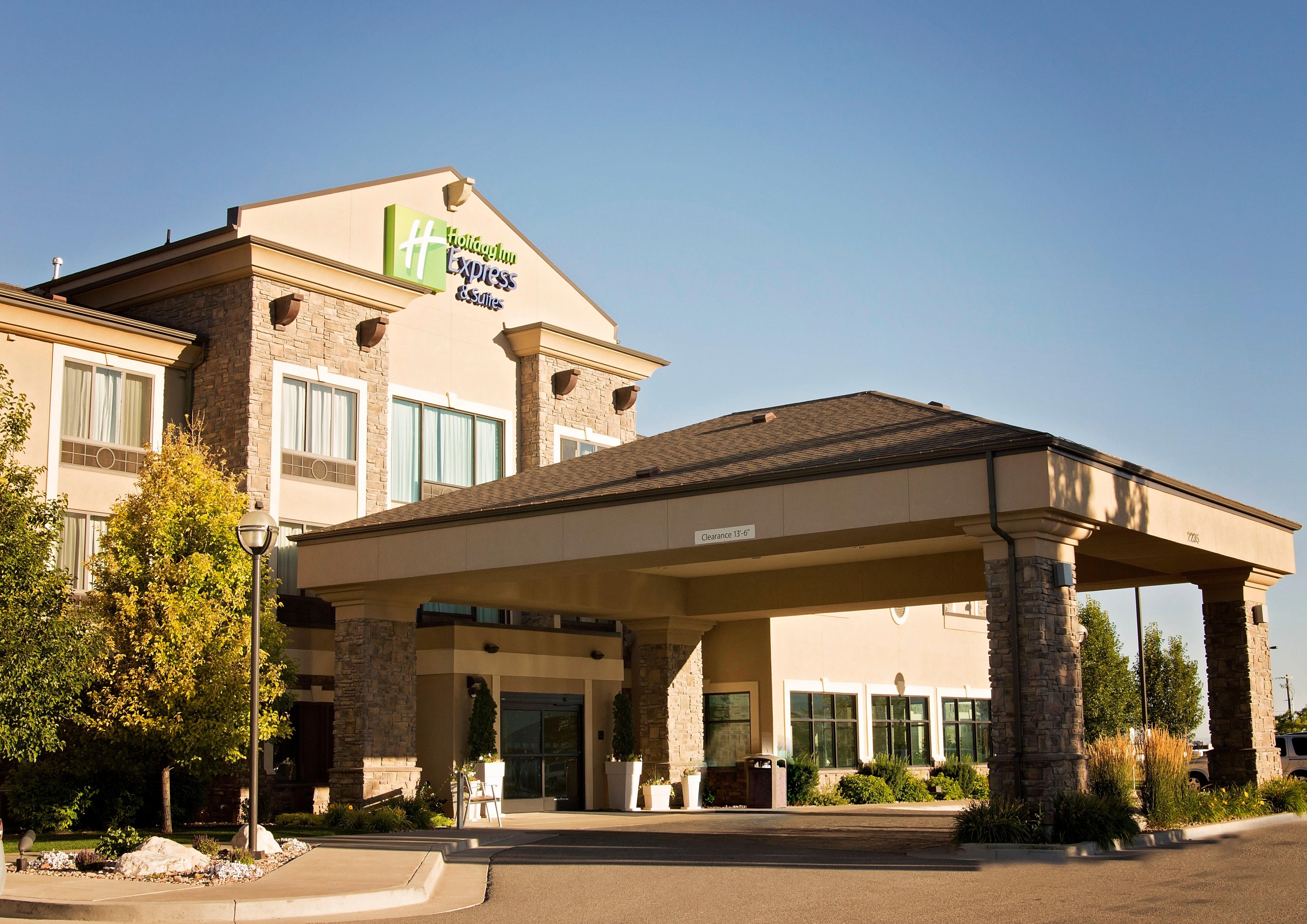 Holiday Inn Express & Suites Logan By Ihg Exterior foto