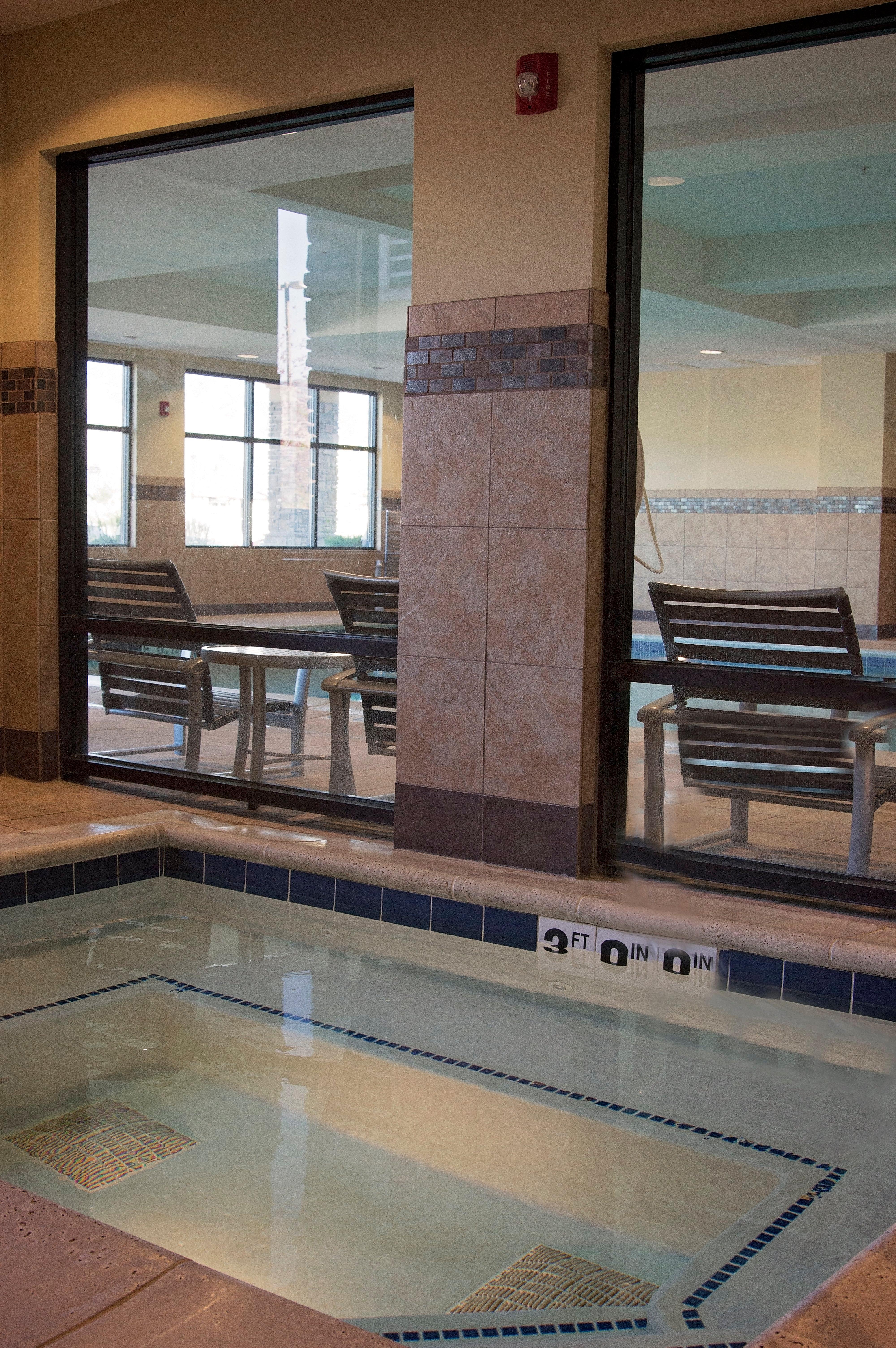 Holiday Inn Express & Suites Logan By Ihg Exterior foto